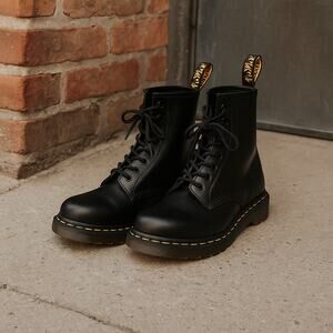 Dr. Martens 1460 Smooth Leather Black 8-Eye Boots Women’s 6 Mint
